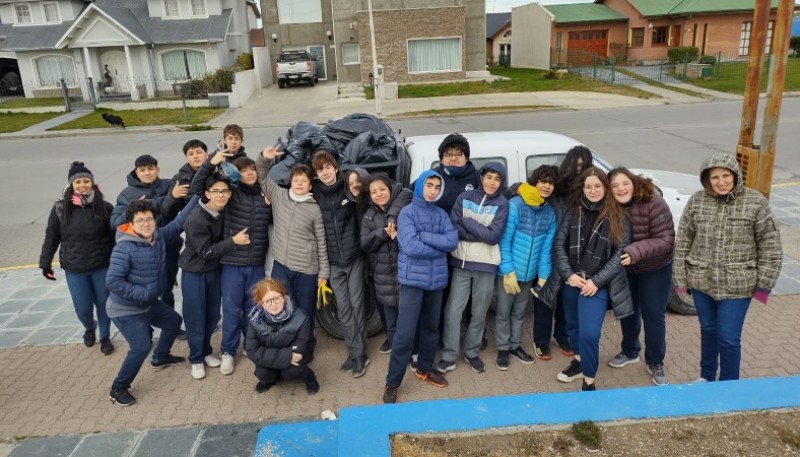 Alumnos del Colegio salesiano comprometidos con la limpieza de las reservas urbanas de la ciudad. 