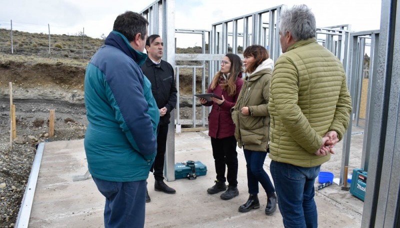 Los funcionarios se trasladaron hasta la laguna Azul para ver el avance de la infraestructura turística que se construye en el lugar. 