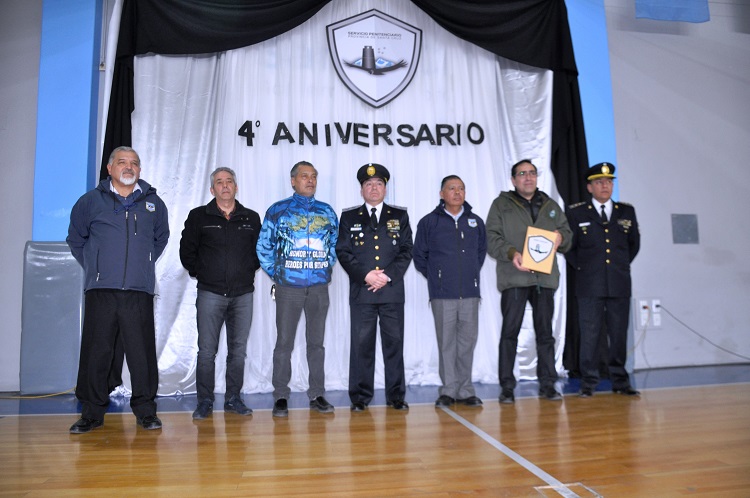 Veteranos de Malvinas junto al titular del Servicio Penitenciario Provincial (M.V)