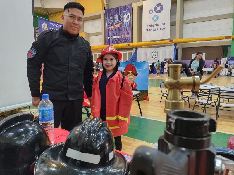 División Bomberos mostrando cómo usar su equipo de trabajo. (Foto: C.G.)