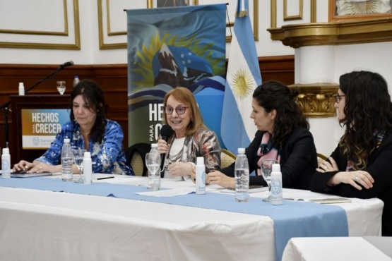 La gobernadora Alicia Kirchner encabezó la ceremonia y estuvo acompañada por la ministra de la Igualdad e Integración, Agostina Mora y la directora y coordinadora pedagógica del Diseño y Seguimiento del proyecto, Iris Pezzarini; y la coordinadora pedagógica de la Diplomatura, Ana Steiman.