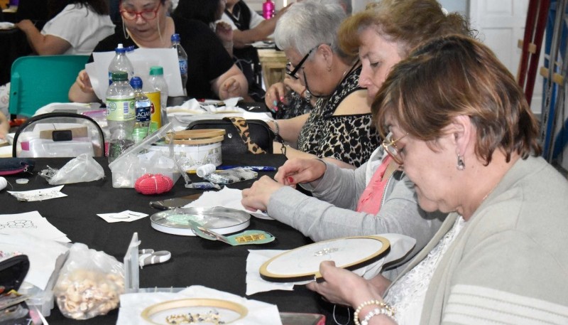 Taller de bordado en pedrería se dictó en el Centro Ravallo. 