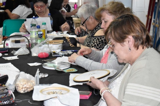 Taller de bordado en pedrería se dictó en el Centro Ravallo. 