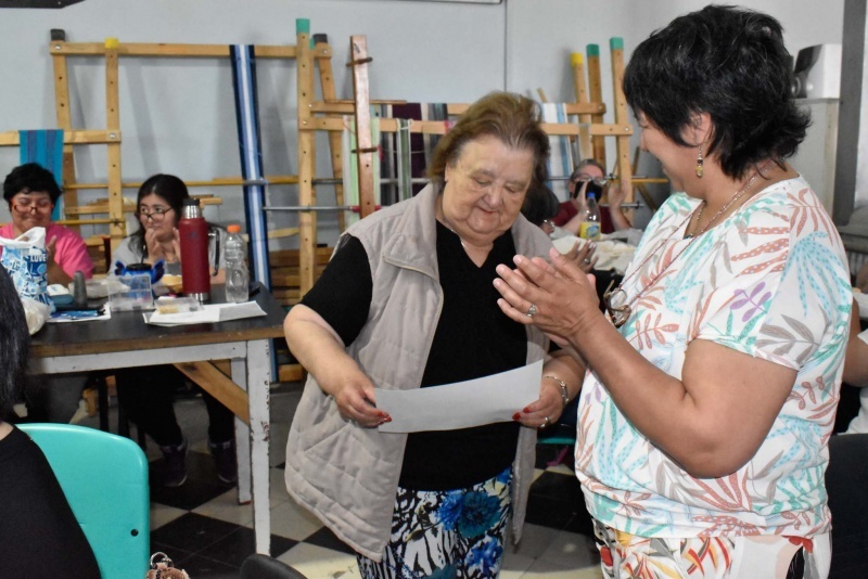 Taller de bordado en pedrería se dictó en el Centro Ravallo. 