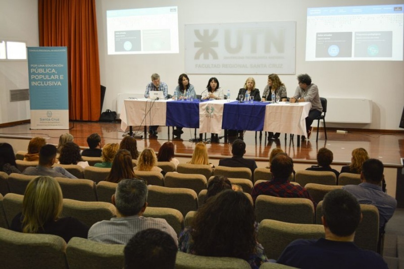 Acompañaron a la presidenta del CPE, María Cecilia Velázquez; la secretaria de Coordinación Educativa, Norma Benedetto; la directora de Tecnología Educativa del Ministerio de Educación de la Nación, Laura Penacca; la coordinadora de Pedagógica del PNIDE, Valeria Aranda; y el coordinador de Proyecto Huayra Linux, Javier Castrillo.