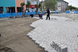 Continúan colocando adoquines y nuevas tecnologías en la Avenida Kirchner de Río Gallegos