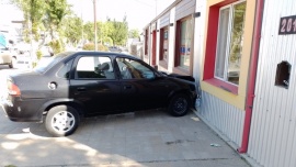 En fuerte choque un auto terminó estrellado contra una panadería