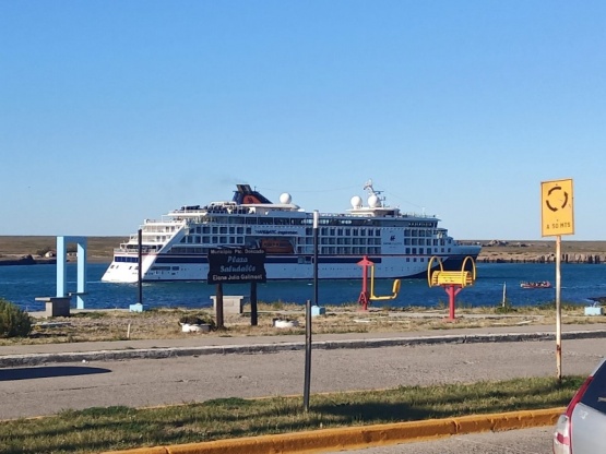 Ingresó el crucero Hanseatic Inspiration y sus pasajeros realizaron excursiones