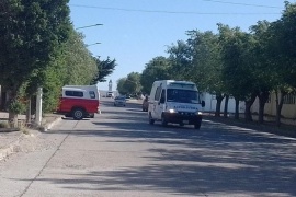 Bomberos auxiliaron a una mujer que quedó encerrada en su casa