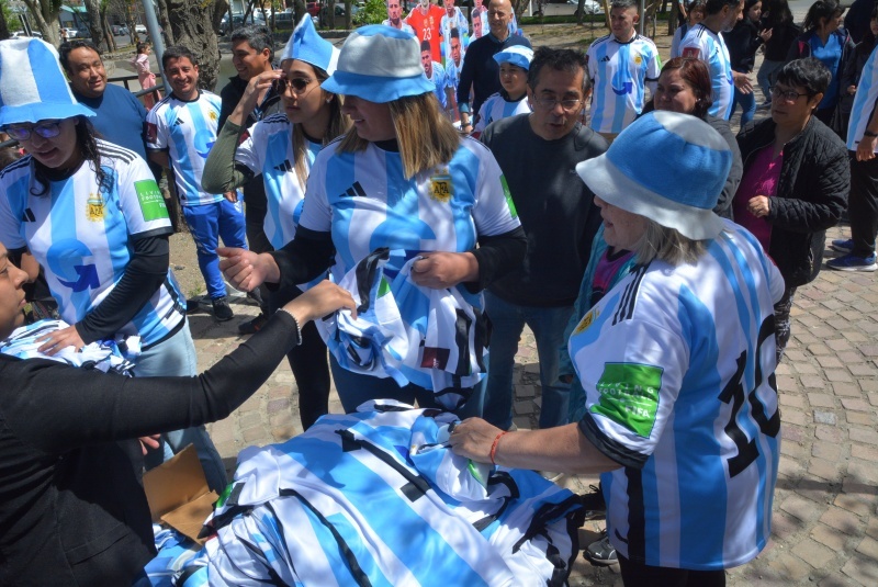 El Municipio entregó camisetas de la Selección en la Plaza San Martín.  