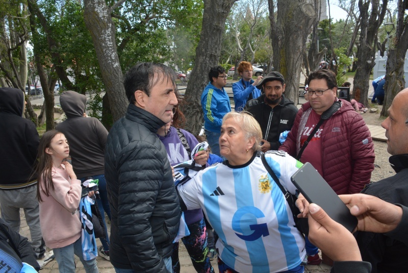 El Municipio entregó camisetas de la Selección en la Plaza San Martín.  