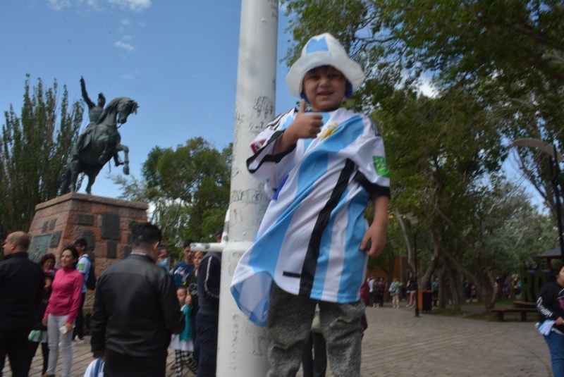 El Municipio entregó camisetas de la Selección en la Plaza San Martín.  