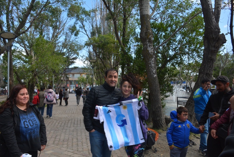 El Municipio entregó camisetas de la Selección en la Plaza San Martín.  