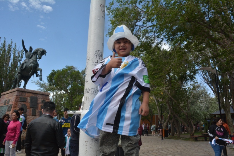 El Municipio entregó camisetas de la Selección en la Plaza San Martín.  