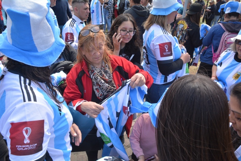 El Municipio entregó camisetas de la Selección en la Plaza San Martín.  