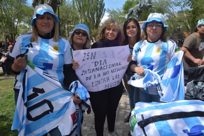 El Municipio entregó camisetas de la Selección en la Plaza San Martín.  