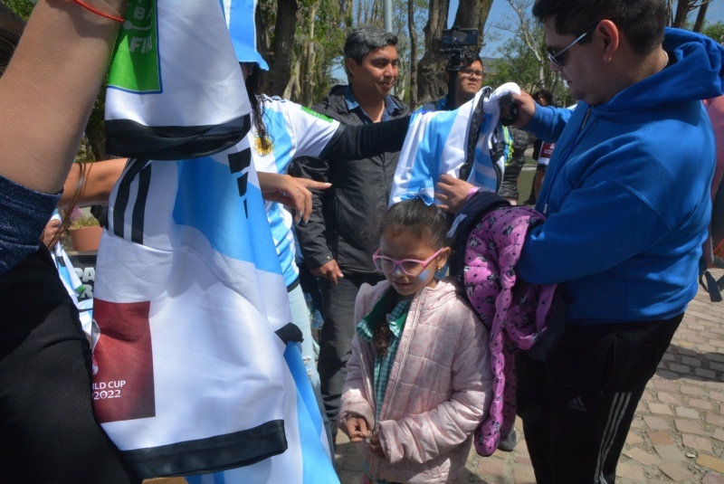 El Municipio entregó camisetas de la Selección en la Plaza San Martín.  