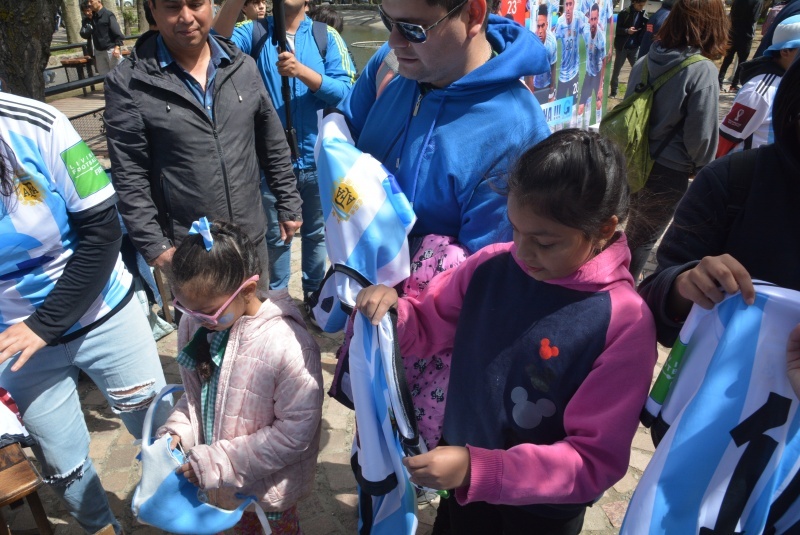 El Municipio entregó camisetas de la Selección en la Plaza San Martín.  