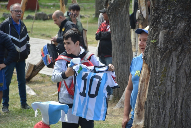 El Municipio entregó camisetas de la Selección en la Plaza San Martín.  