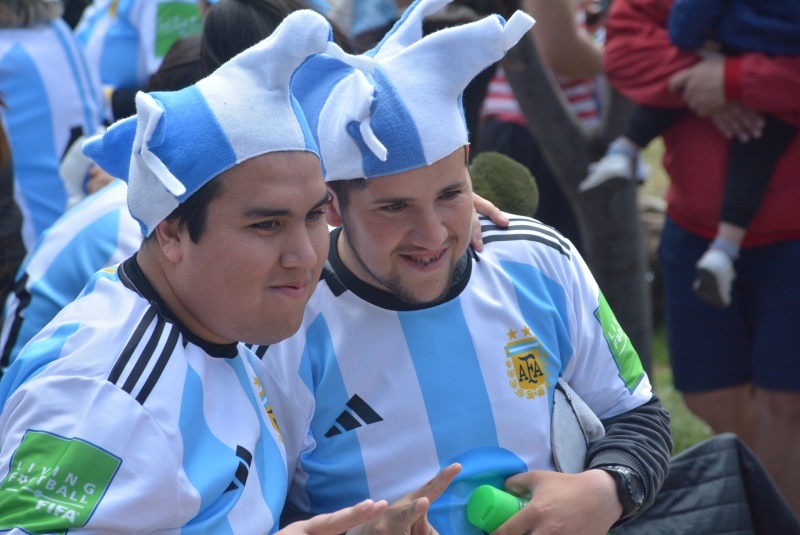 El Municipio entregó camisetas de la Selección en la Plaza San Martín.  