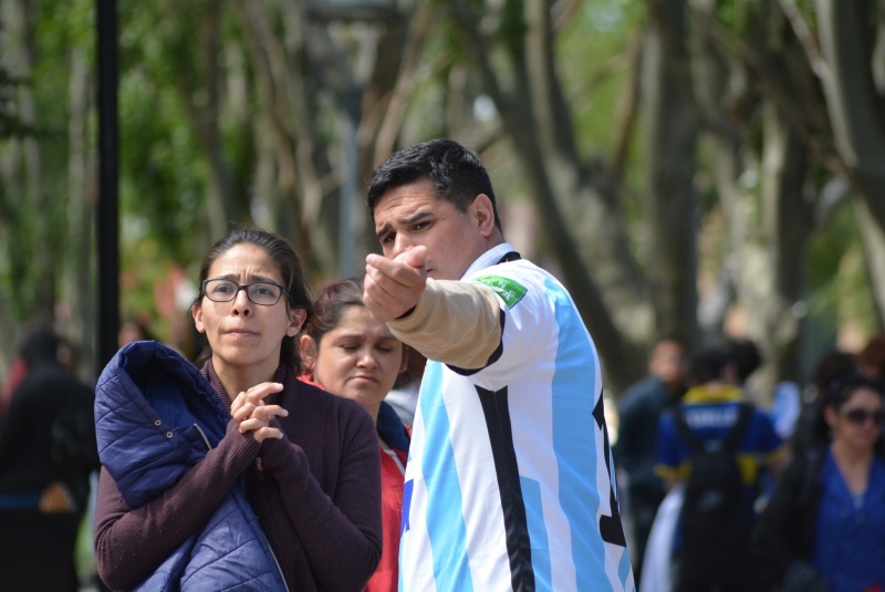 El Municipio entregó camisetas de la Selección en la Plaza San Martín.  