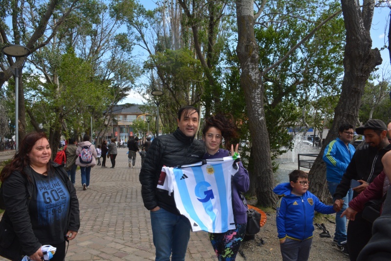 El Municipio entregó camisetas de la Selección en la Plaza San Martín.  