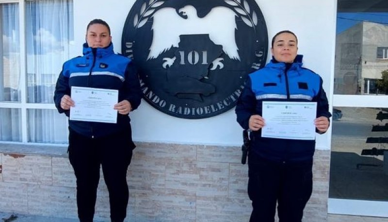 Oficiales de policía recibieron diploma en abordaje integral de las violencias 