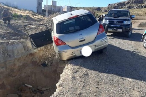 Perdió el control y cayó a un pozo 