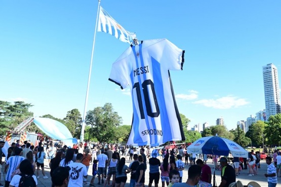 Hinchas y simpatizantes comenzaron a concentrarse desde las 17.30 con banderas argentinas y todo tipo de objetos de cotillón y a medida que pasaban las horas, se sumaron caravanas de vehículos con bocinazos que en cada esquina saludaban a la gente para sumar aliento para el seleccionado.