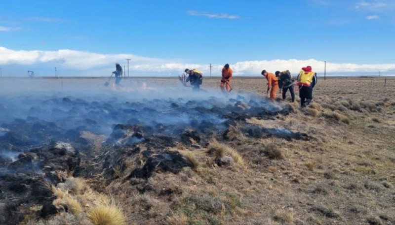 Bomberos controlaron incendio sobre pastizales 