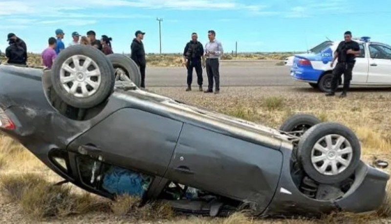 Tres personas terminaron con lesiones leves tras volcar 