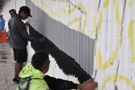 Comenzó a pintarse el mega mural sobre el Galpón del Borde Costero