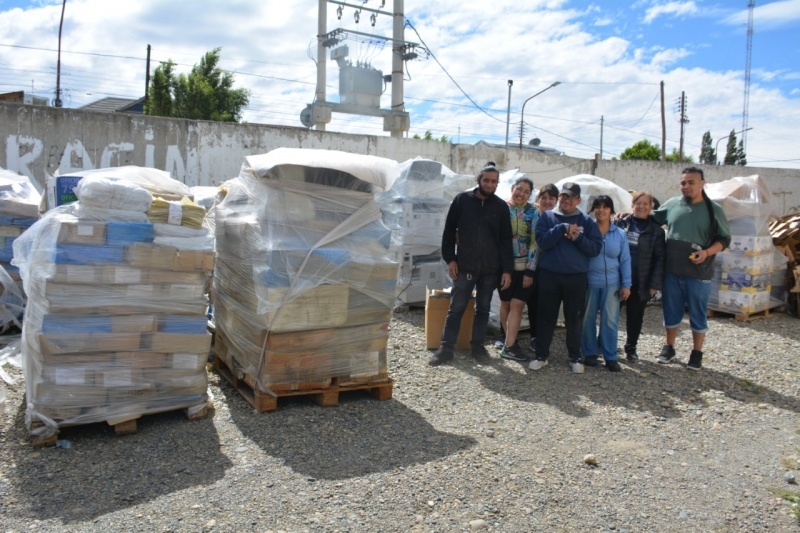 Colaboradores preparan le material para el envío 