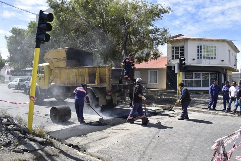 Municipales de Río Gallegos capacitan a sus pares de Río Turbio sobre bacheo. 