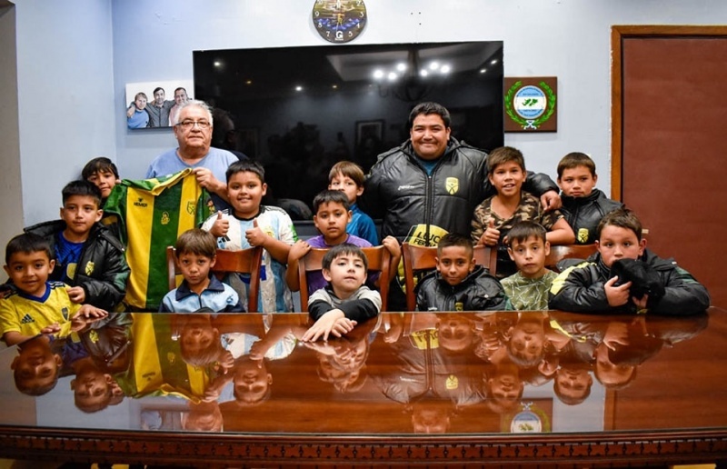 Los chicos del Lucho que viajarán al Mundialito de Trelew. 