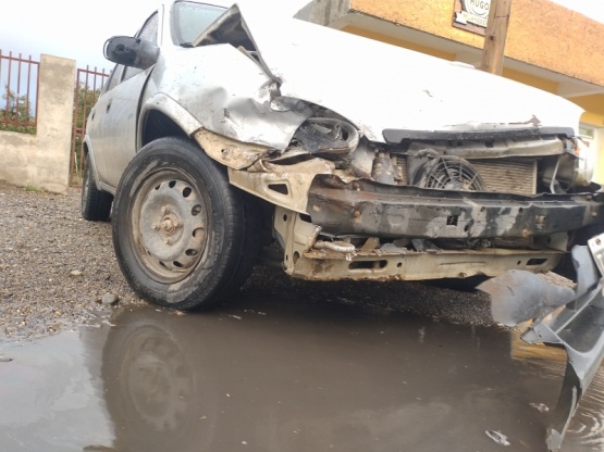 Un auto no se percató que una camioneta estaba estacionando y la chocó