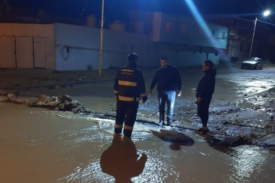 Bomberos debieron intervenir en dos casas inundadas 