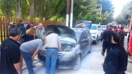 Bomberos sofocaron incendio sobre un vehículo