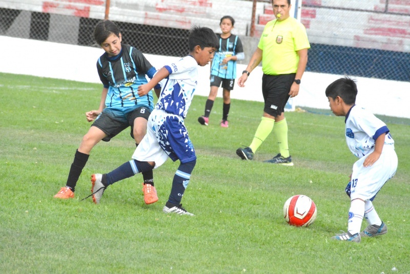 Los caletenses se despidieron con un par de goleadas.