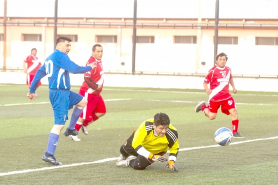 Un invicto menos hay entre los más veteranos del fútbol barrial.