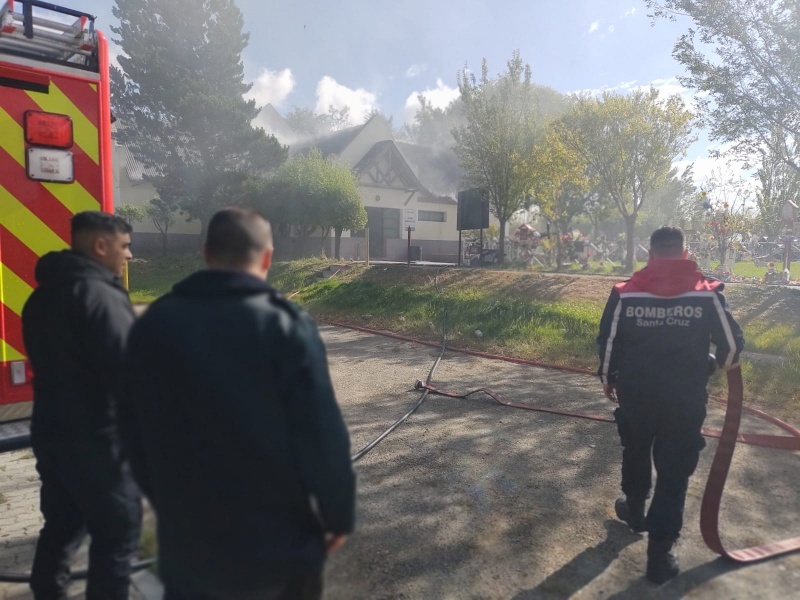 Bomberos en el lugar (C.G)