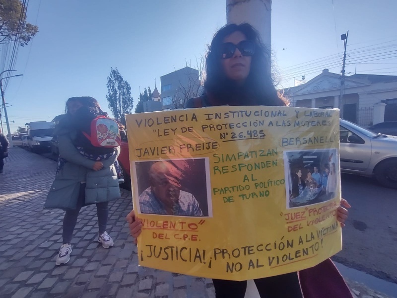 La marcha de mujeres y diversidades que se desarrolló este miércoles por las calles de Río Gallegos. 