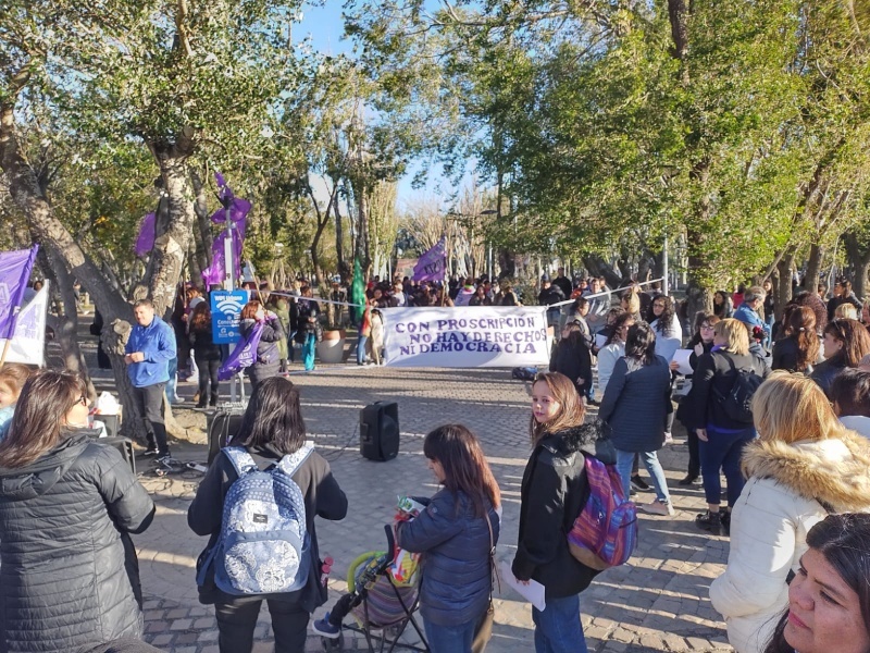 La marcha de mujeres y diversidades que se desarrolló este miércoles por las calles de Río Gallegos. 