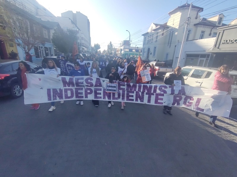 La marcha de mujeres y diversidades que se desarrolló este miércoles por las calles de Río Gallegos. 