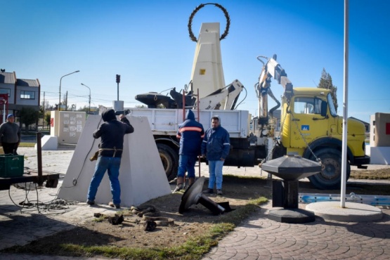 Reemplazan las antorchas del Monumento a los Caídos en Malvinas