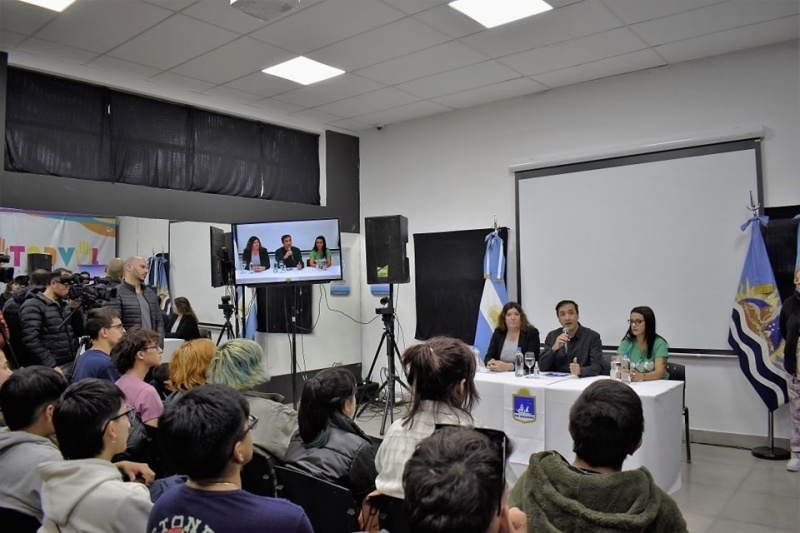 Grasso se reunió con jóvenes de la ciudad para presentar un presupuesto participativo. 