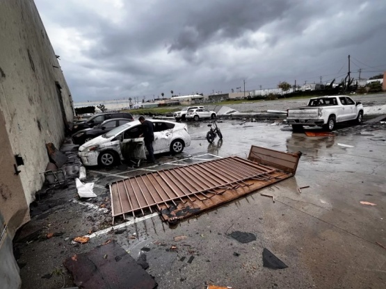 Un tornado arrasa el sur de California azotado por una tormenta