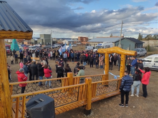 Municipio inauguró una nueva Plaza de los Troncos