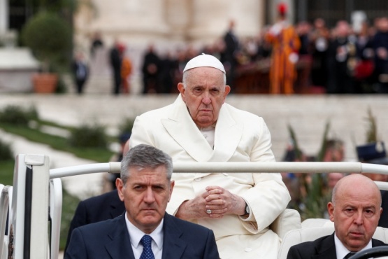 Primera aparición pública del Papa Francisco después de su internación