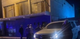 Hallan asesinadas a dos mujeres y detienen a un hombre que estaba herido junto a ellas